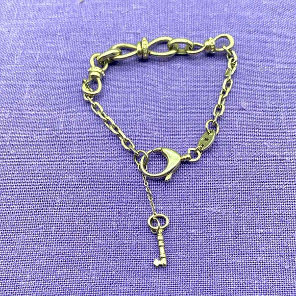 Vintage Fossil silver tone bow bracelet in 7 inches w/ 1 inch extension. CZ’s 🩷 - Picture 11 of 11